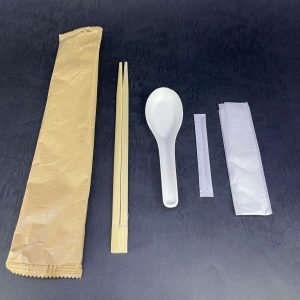 100 Stuks - Individueel Verpakte Bamboe Besteksets - Chopstick Set - Inclusief Eetstokjes, Lepel, Servet en Tandenstoker - Perfect voor Picnic, BBQ, Feest, Restaurant, Reizen, Camping